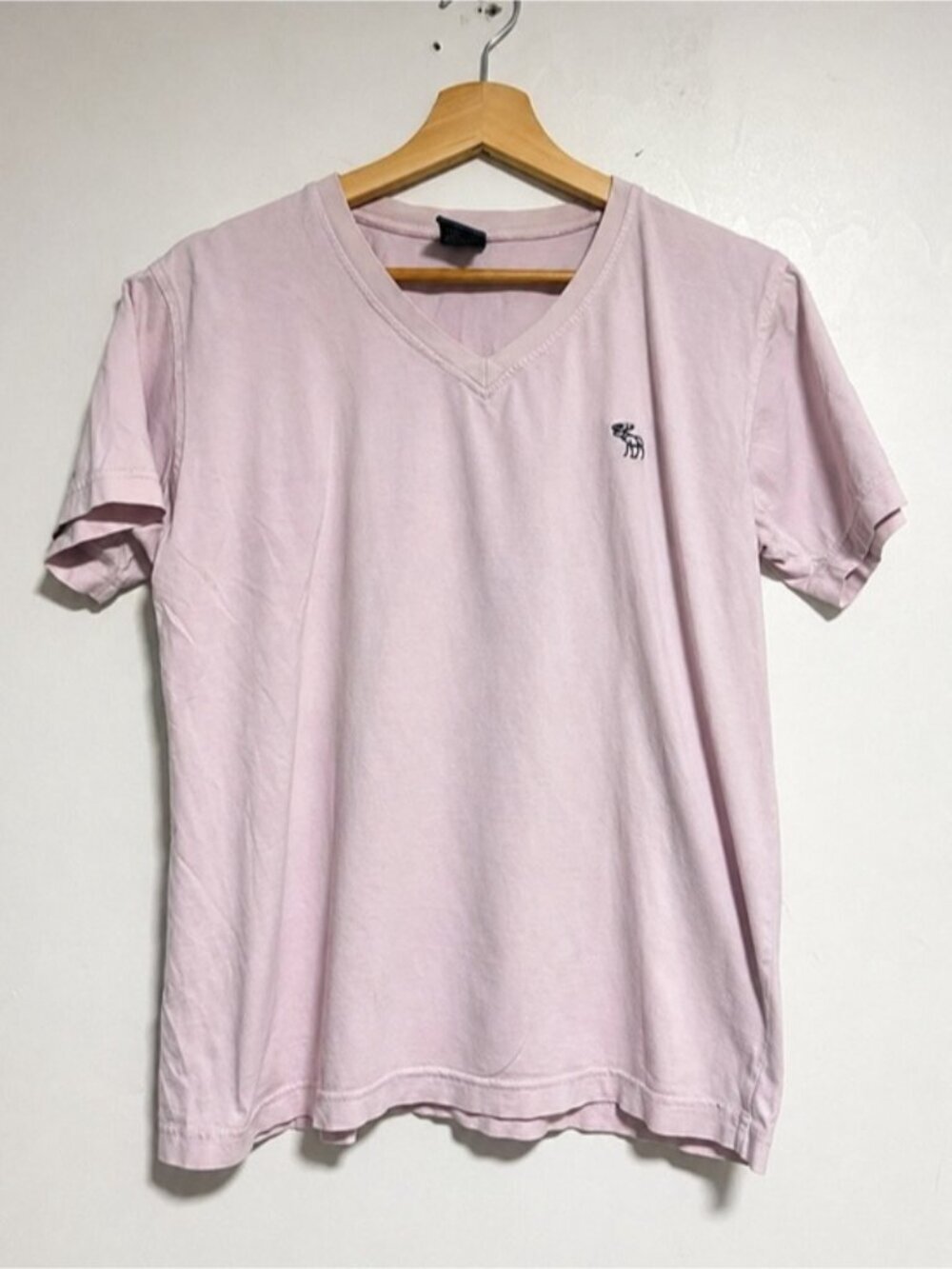 Abercrombie & Fitch Pink V-Neck Tee Size M Soft Cotton Casual Logo T-Shirt - Picture 2 of 5